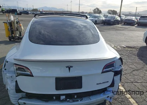 2023 Tesla Model 3 Performance Dual Motor All-Wheel Drive z USA, uszkodzony, nr VIN 5YJ3E1EC8PF596543